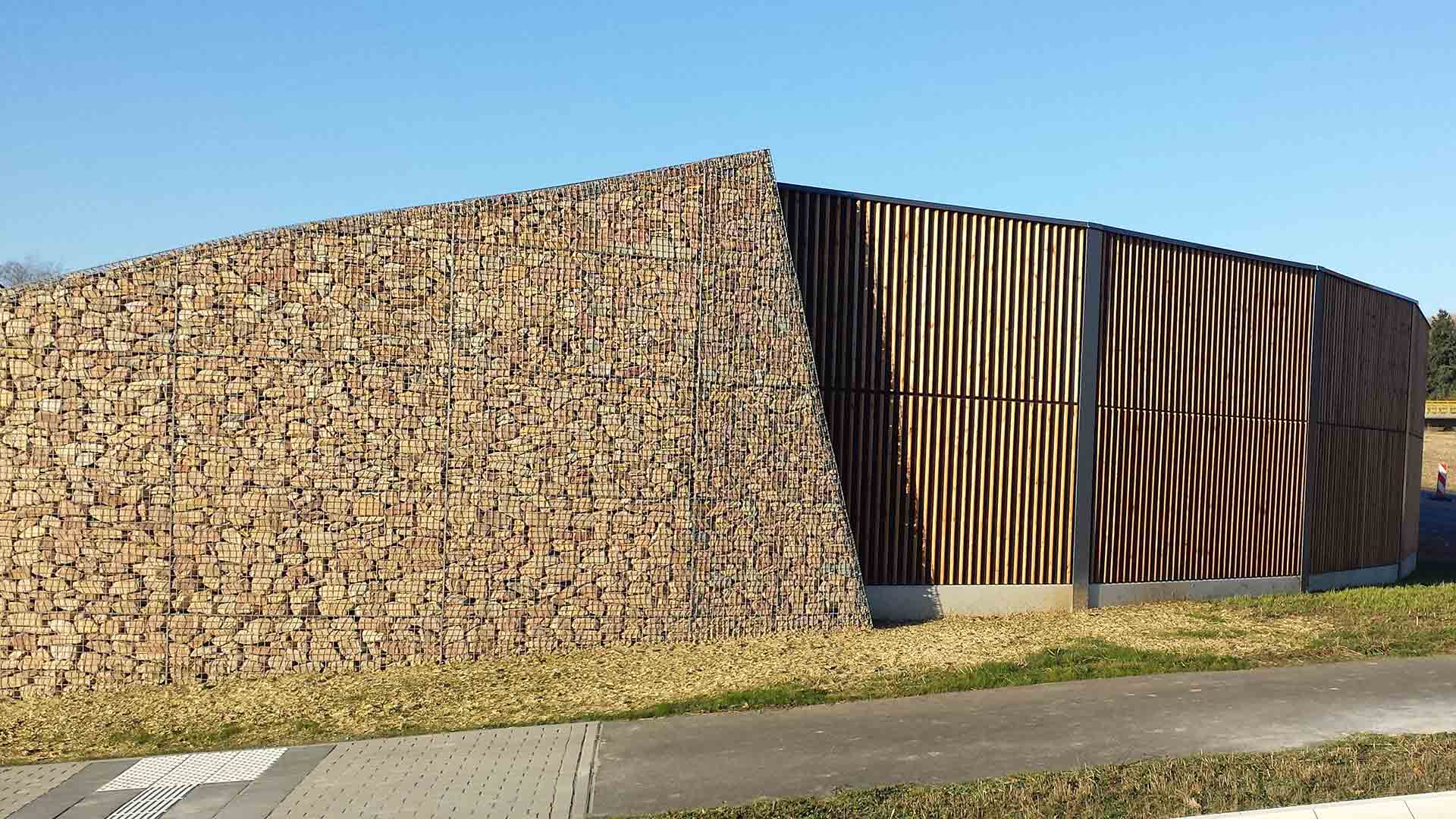 Lärmschutzwand, Holz + Steingabionen, Rheinl.-Pfalz