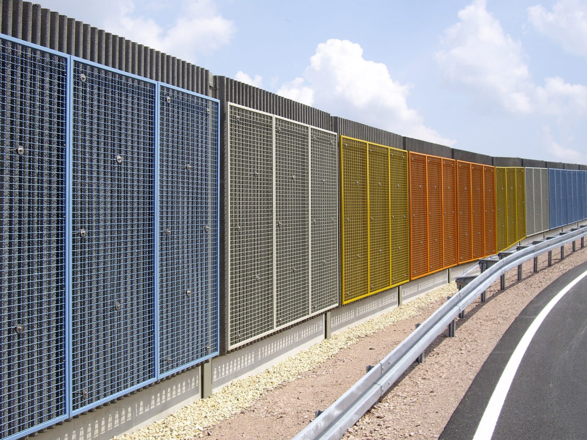 Lärmschutzwand, Beton mit Graffitischutzgittern, Sachsen