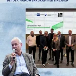 Grafik zur Podiumsdiskussion zum Bürokratieabbau bei der Handwerkskammer Dresden am 27. Oktober 2025: Oben steht der Titel „Podiumsdiskussion zum Bürokratieabbau bei der Handwerkskammer Dresden“, darunter ist eine Gruppe von Teilnehmenden vor einer großen Leinwand mit dem Thema „Bürokratie am Bau? Auf welche Normen sollten wir verzichten?“ zu sehen; im Vordergrund sitzt Geschäftsführer Ulrich Hintzen mit Mikrofon in der Hand und nimmt als Vertreter der FASA AG an der Diskussion teil.