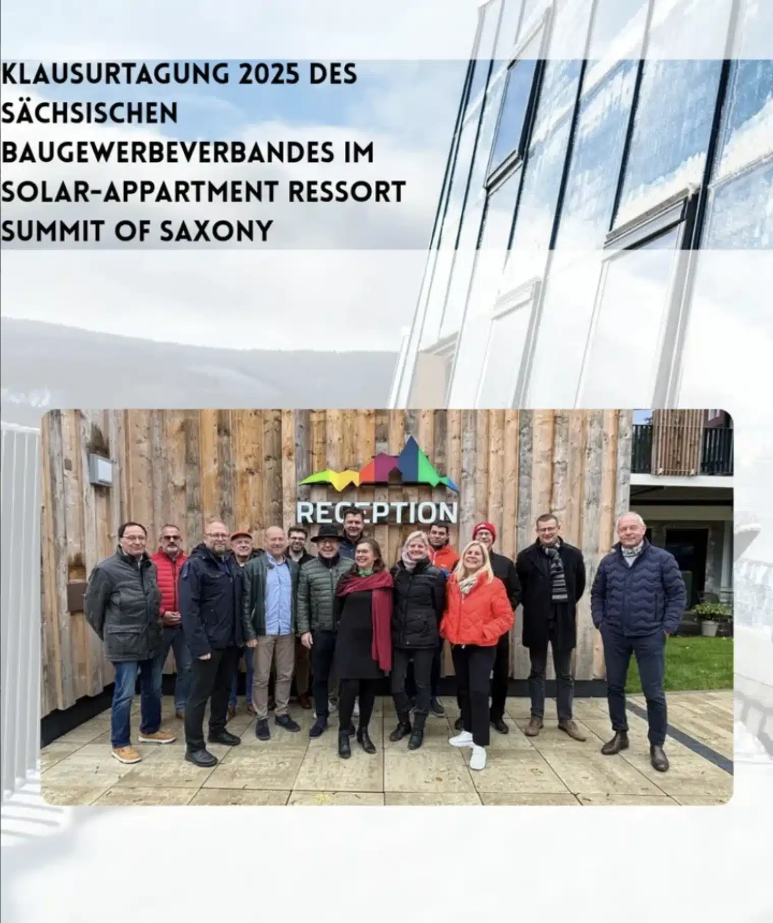 Grafik zur Klausurtagung 2025 des Sächsischen Baugewerbeverbandes im Solar-Appartement-Resort „Summit of Saxony“: Im oberen Teil steht der Veranstaltungstitel vor der Fassade eines solarthermisch aktiven Gebäudes, darunter posiert eine Gruppe von Teilnehmenden vor dem hölzernen Empfangsgebäude mit buntem „Reception“-Schriftzug.